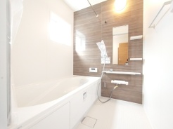 一日の疲れを癒す浴室は、広々1坪以上。