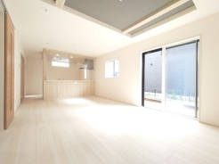 ご家族みんながゆったりくつろげる広々リビング。