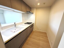 カウンターからはリビングが広く見渡せ、ご家族とのコミュニケーションも弾みます。