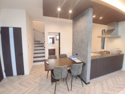 ご家族みんながゆったりくつろげる広々リビング。