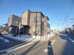 風通し・日当たりに優れる角地。開放感をお楽しみください。