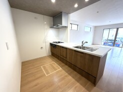 カウンターからはリビングが広く見渡せ、ご家族とのコミュニケーションも弾みます。