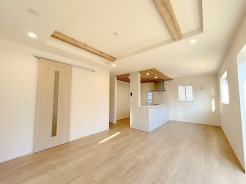 天井が高くなって開放感を感じる折り上げ天井。居住者が快適に暮らすための工夫がここにも見つかりました。