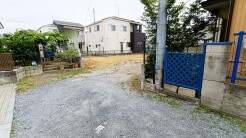車通りの少ない閑静な住宅地、のびのびした子育てに適します。