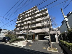 最寄り駅まで徒歩10分の近さ。 忙しい朝が助かる立地、 暮らしにゆとりが生まれます。