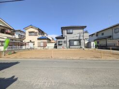 車通りの少ない閑静な住宅地、のびのびした子育てに適します。