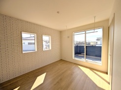 たっぷりの陽光と、心地よい風が舞い込みます。