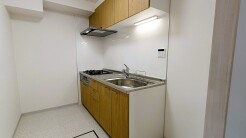 手を伸ばせばそこに収納が。安定した使用感の吊戸棚つきのキッチン空間。