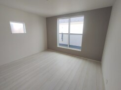バルコニーからはたっぷりと太陽の光が舞い込みます。