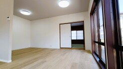 広々とした空間に、柔らかな木目が心地よい印象を与えます。