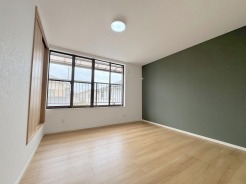ベースカラーと異なった配色の壁紙を使用。ちょっとお部屋の雰囲気が変わります。