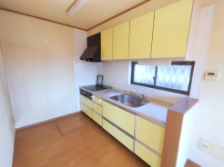 収納たっぷり。調理器具や調味料も出し入れしやすいですね。