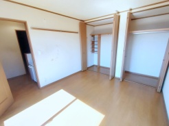 今からここを誰のお部屋にしようか、そんな洋室。大きさは7帖です。