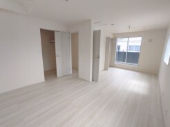 大きめのベッドを置いても、まだゆとりが持てる大きさ。11.25帖の主寝室。