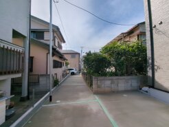住民の方が主に利用する交通量少なめの道路に面してます。