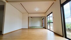 伝統的な趣と現代的な暮らしが調和し、ゆとりある余白を感じさせる心地よい空間です。