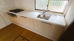 木目の温もりを感じるナチュラルな質感と、すっきりとした機能美が調和する心地よい空間です。