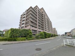前面道路は歩道も整備され、小さなお子様にも安心です。