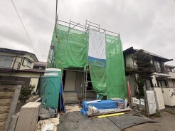 新しい暮らしの始まりに向けて、丁寧に整えられていく住まいの様子。完成後の街並みとの調和を想い描きながら、健やかな生活を育むための大切な準備期間を過ごせる、落ち着いた雰囲気のロケーションです