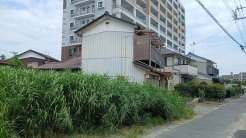 幅員こそやや狭くても、その分交通量が少なくて安心。