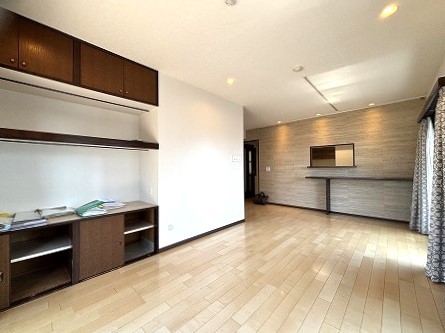 広がる空間に、温かみのある素材感が心地よい落ち着きをもたらします
