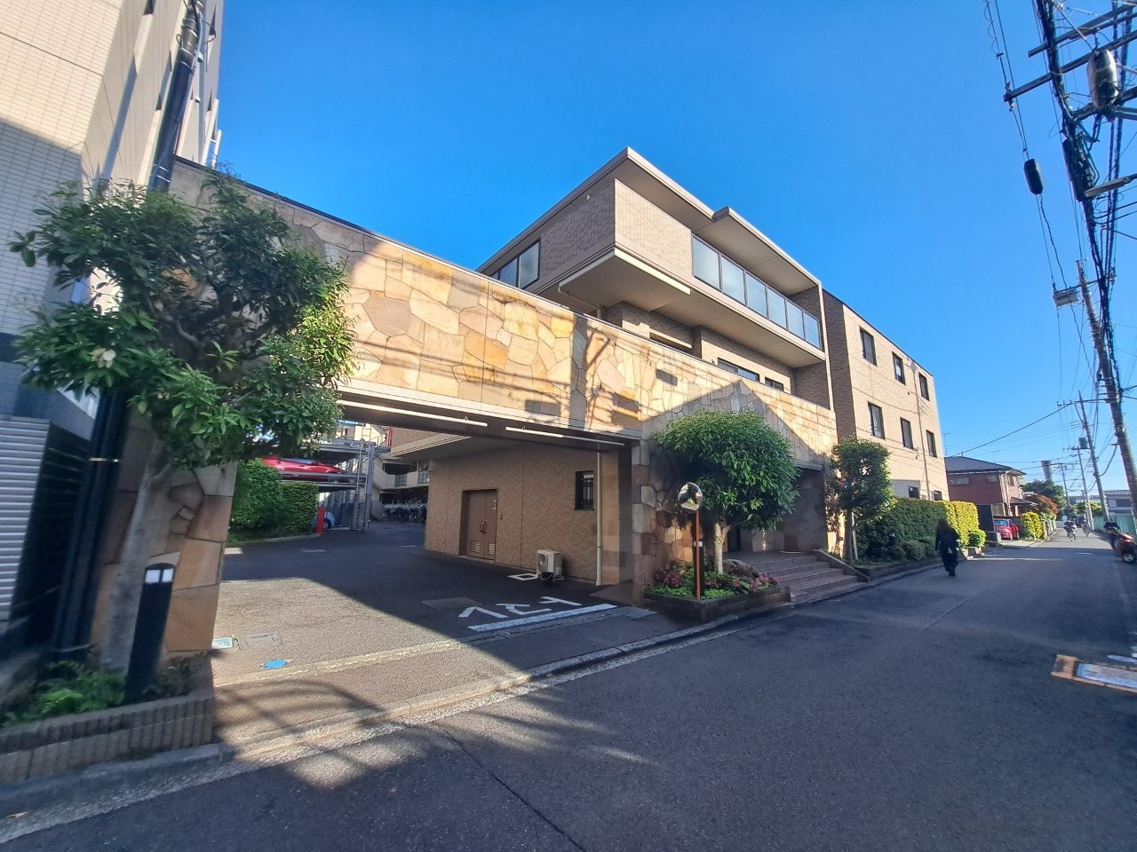 実際に室内をご見学頂くと生活のイメージが広がると思います。家具を置いたイメージや窓からの景色など。周辺で販売に出している物件も一緒にまとめてご見学頂き、比較する事もできます。お気軽に担当スタッフまでお申しつけください。
