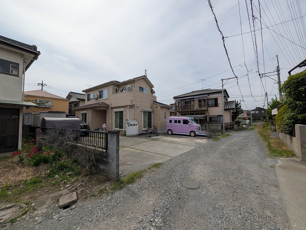 幅員の狭い道ですが、車通りの少ない住宅街に立地してます。
