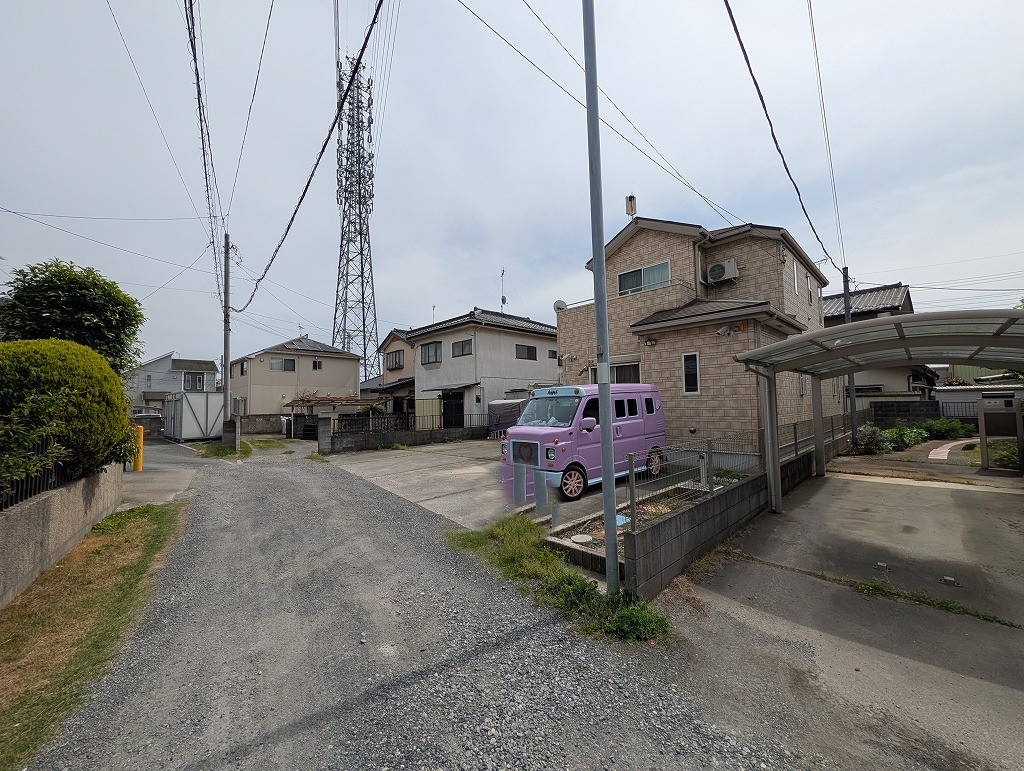 幅員こそやや狭くても、その分交通量が少なくて安心。
