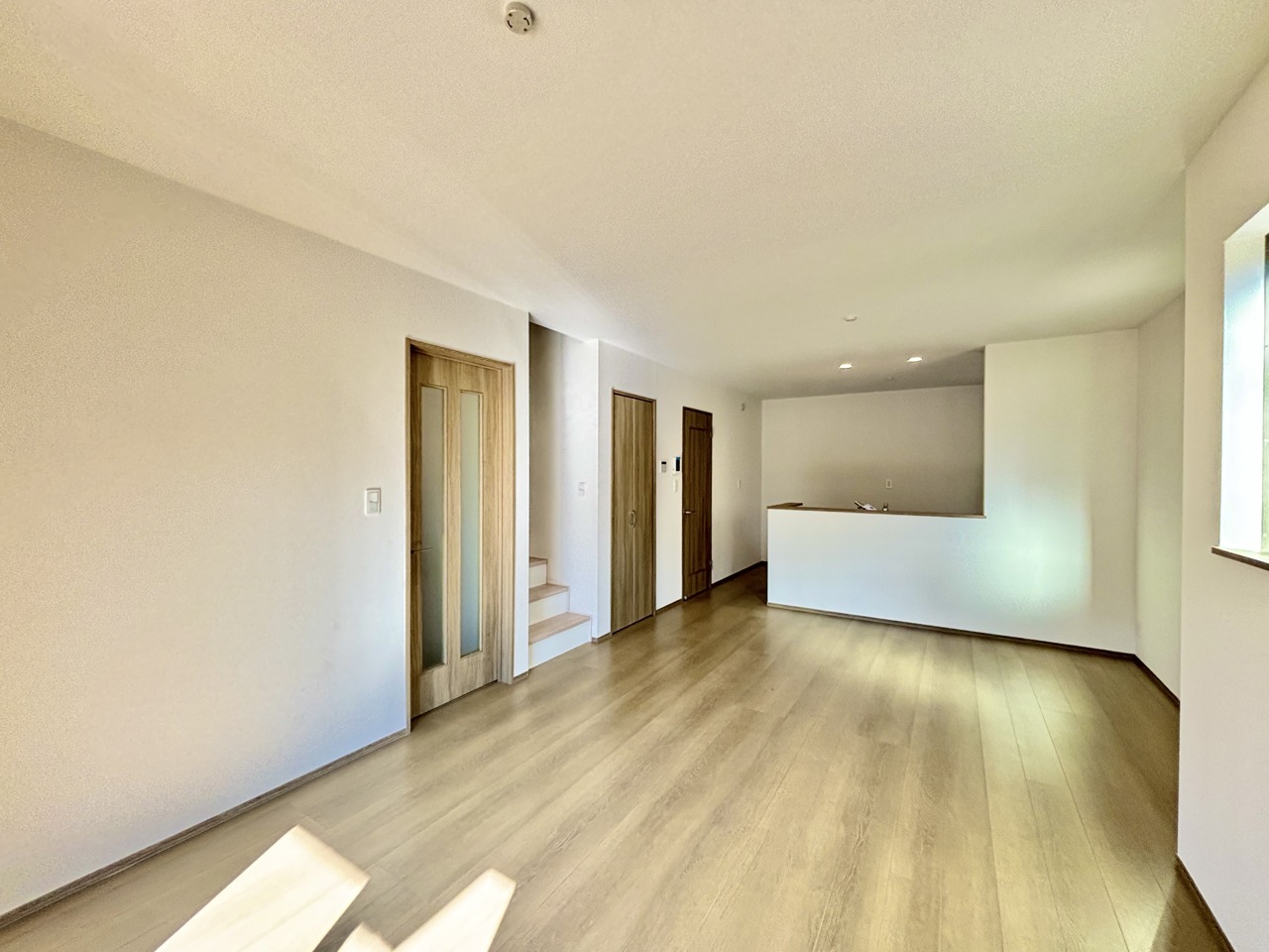 B号棟 夕食の時間。家族、友人、両親、親戚との会話がより料理を美味しくしてくれる。あっという間に時間が過ぎてしまう居心地の良さは、普段はほっとする空間としてここにあります。
