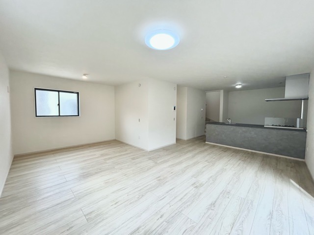 2号棟 家族団欒のリビング。陽光差し込む食卓には家族の会話とスマイルが溢れます。いつまでもここで食卓を囲みたくなる、そう感じさせてくれるスペース。