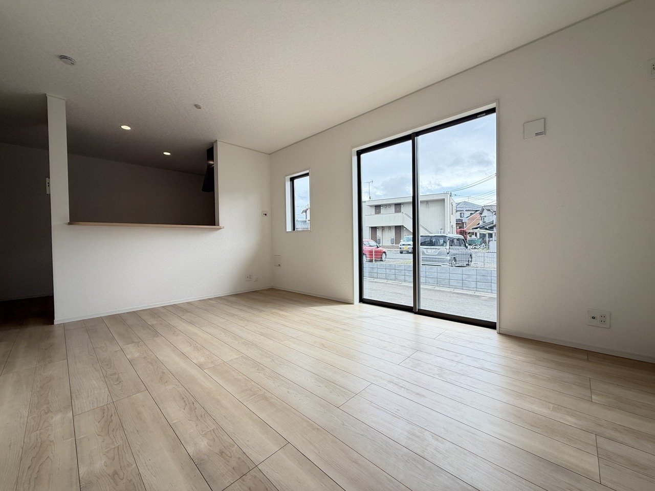 家族や友人、両親、親戚とこれから沢山の時間を紡ぐのだろう。そこを彩るのは窓から見える青い空、心地よい緑。そんなイメージが膨らむリビングスペース。