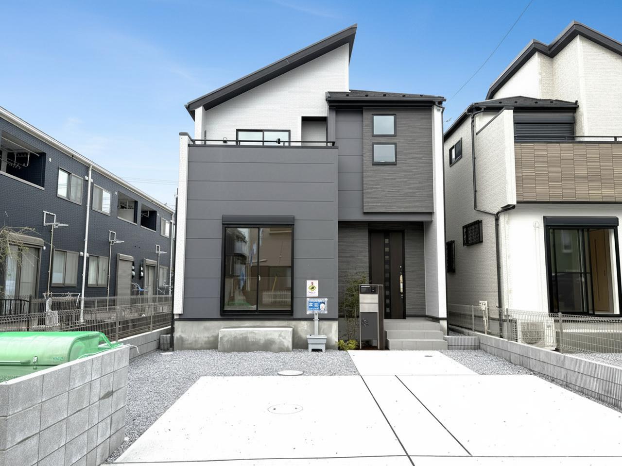 モダンな外観に、彩り豊かなフラッグが心地よい風を運ぶ住まい