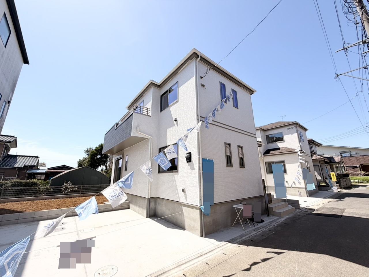 青空の下、爽やかな風が心地よい、開放感あふれる住まい