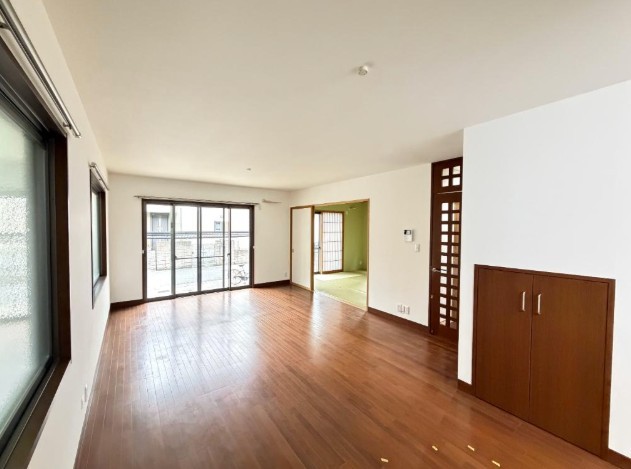 温かみのある床材が心地よい、広々とした開放感のある空間。