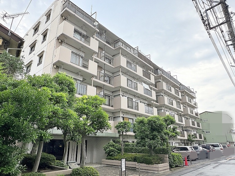 街の風景に穏やかに溶け込み、日々の暮らしに安心感をもたらす落ち着いた佇まいの外観です。