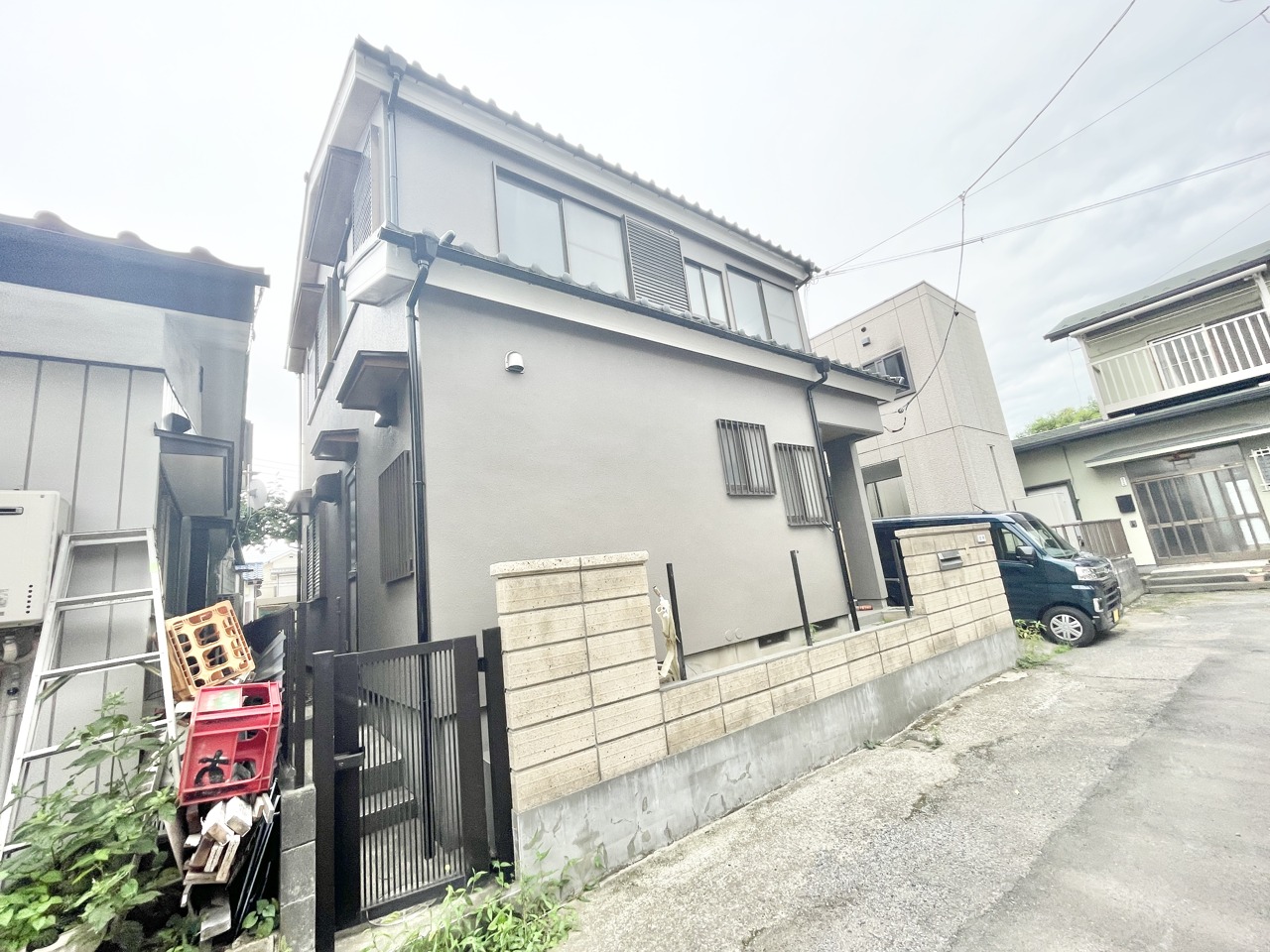 落ち着いた佇まいが魅力の、街並みに溶け込む穏やかな住まい