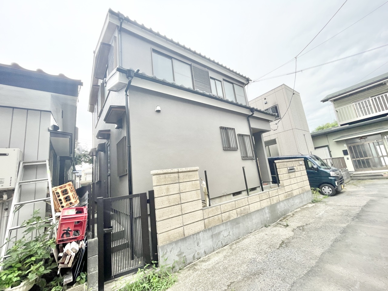 落ち着いた色合いの外観が周囲の街並みに自然と馴染む穏やかな佇まいです。