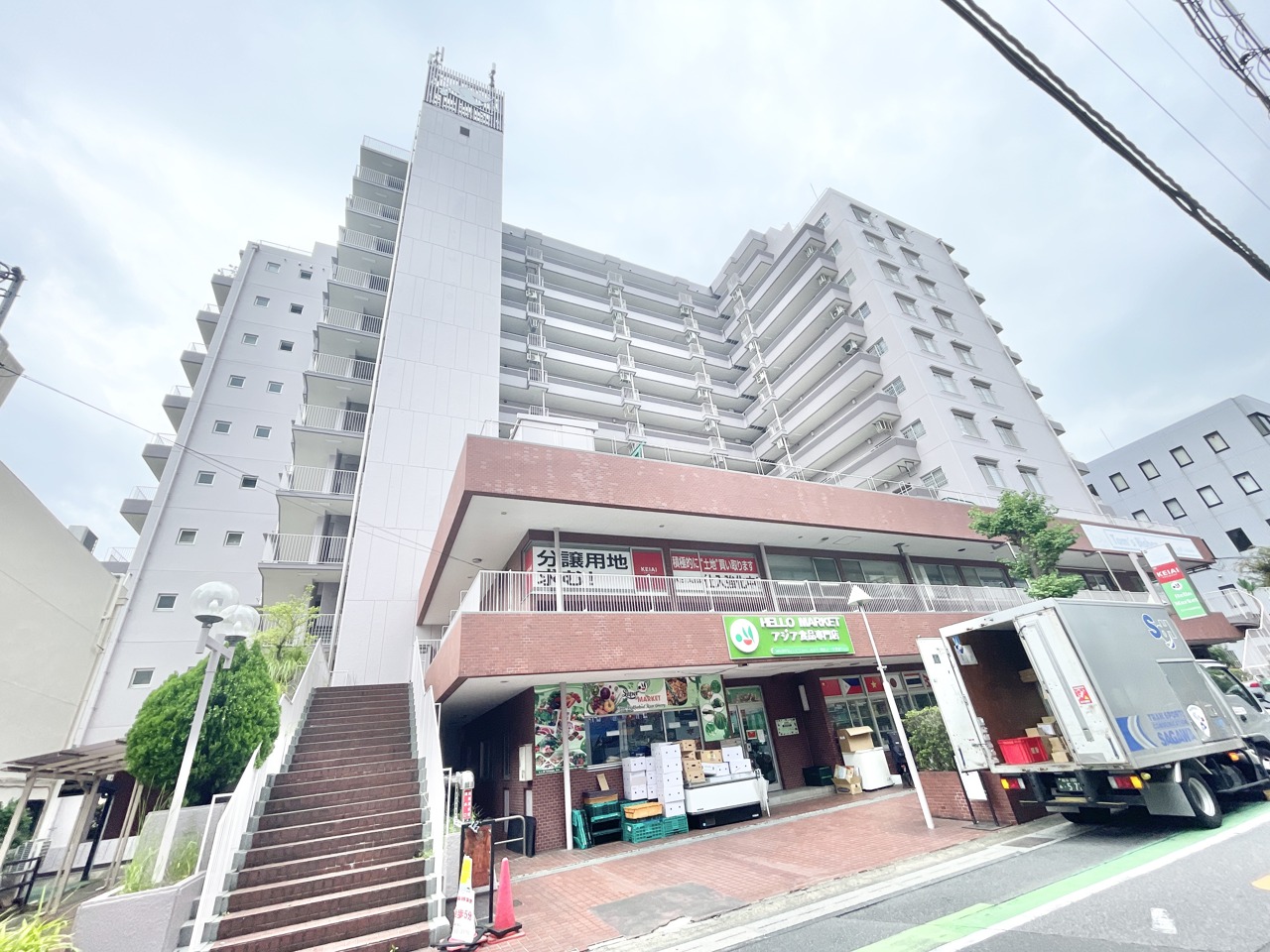街並みに溶け込む堂々とした佇まいが暮らしの安心感を高める外観です