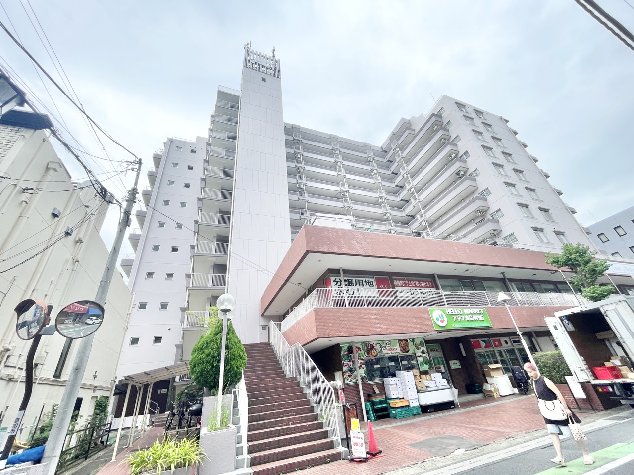 街並みに溶け込む洗練された佇まいと頼もしい存在感を示す外観デザイン