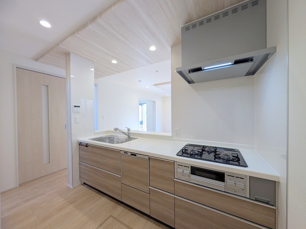 キッチンの性能が上がれば、いつものお料理も楽しくなりますね。対面キッチンでご家族の温かい時間を演出。


