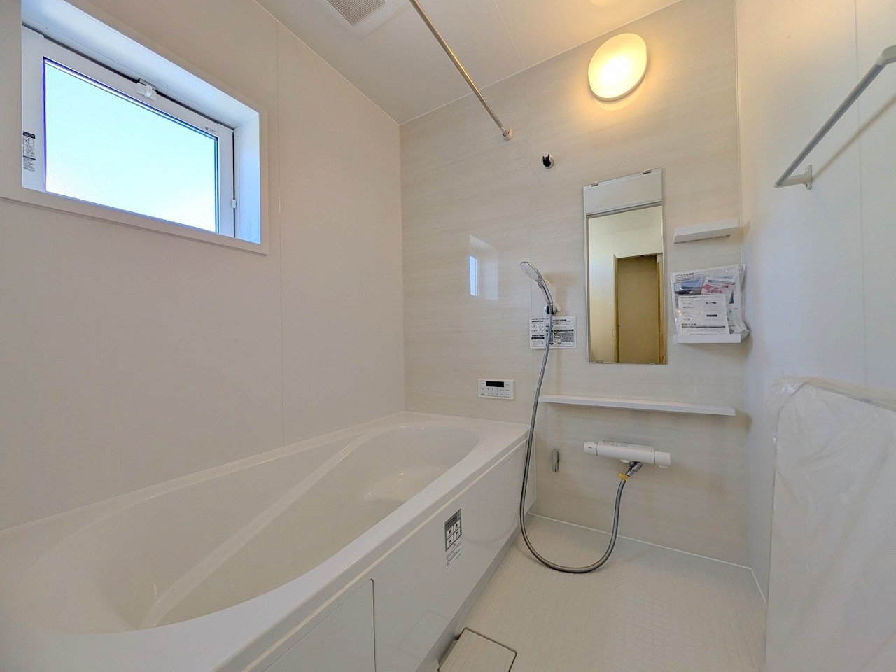一日の疲れを癒す浴室は、広々1坪以上。半身浴もゆっくり楽しめるベンチバス仕様。お風呂で一日の疲れが取れますように。