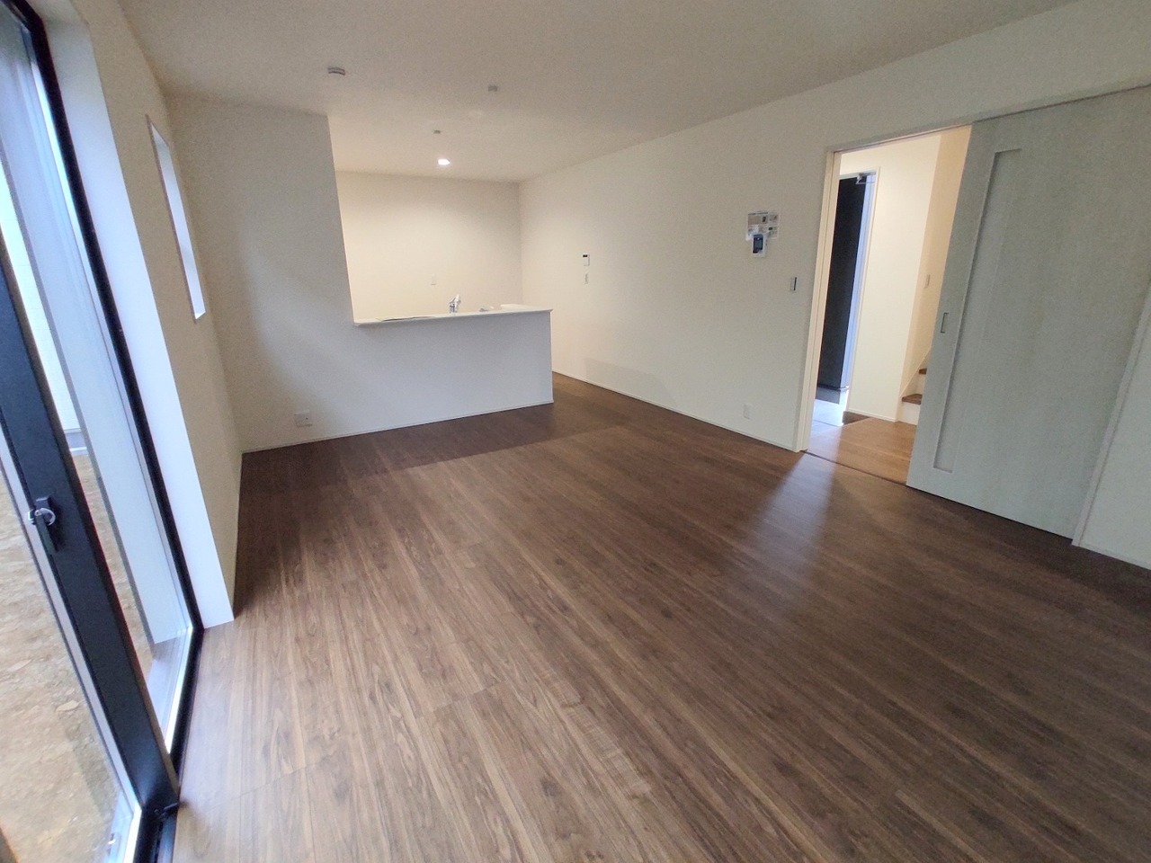 日当たりのいいリビングは心地よく、落ち着いて暮らせます。