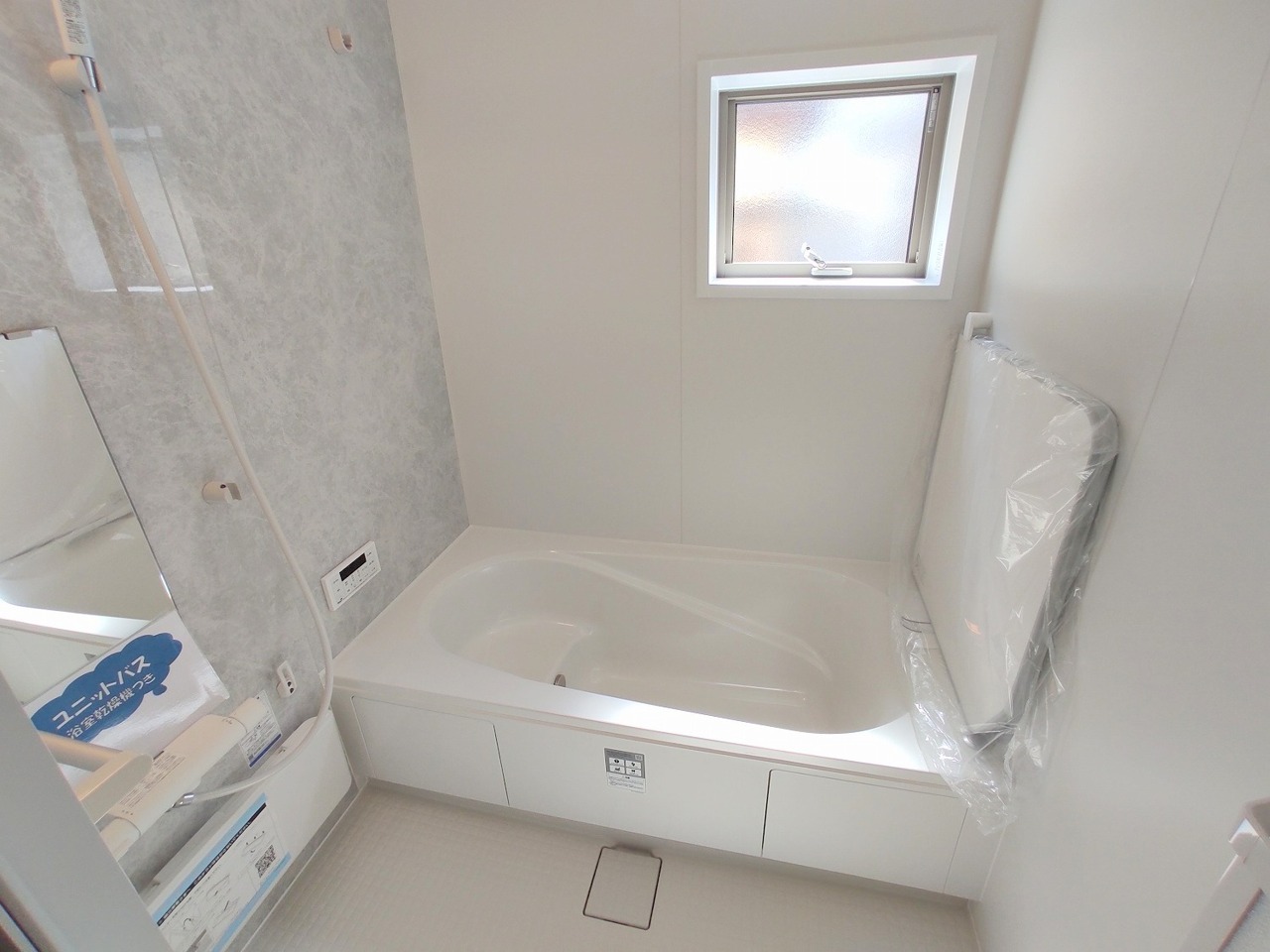 広々1坪タイプのゆったり浴室ユニット。防カビ・抗菌素材なのもうれしい。