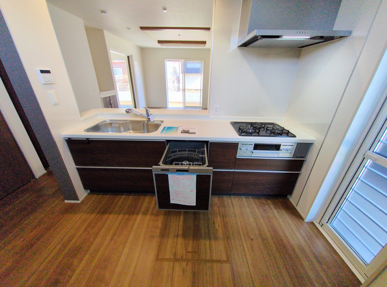 対面タイプなら、キッチン内にいながらご家族やお客様との会話が楽しめます。