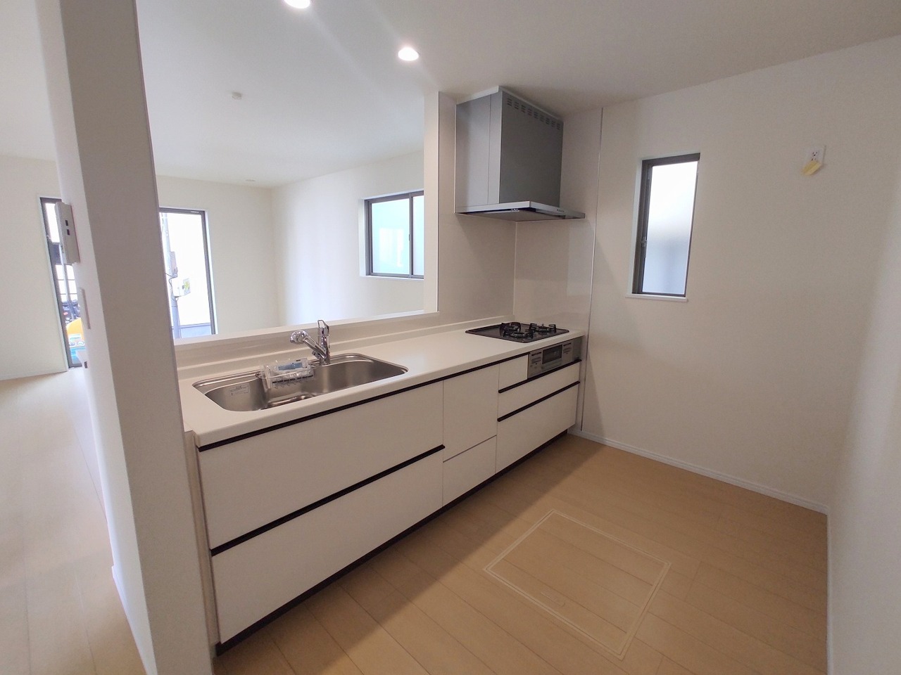 リビングで遊ぶお子様を見守りながらお料理ができる、対面キッチン。
