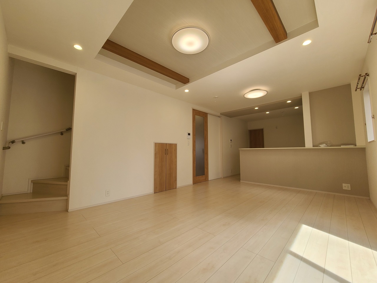 木目の温もりと広々とした空間が調和する、心地よい住まい。