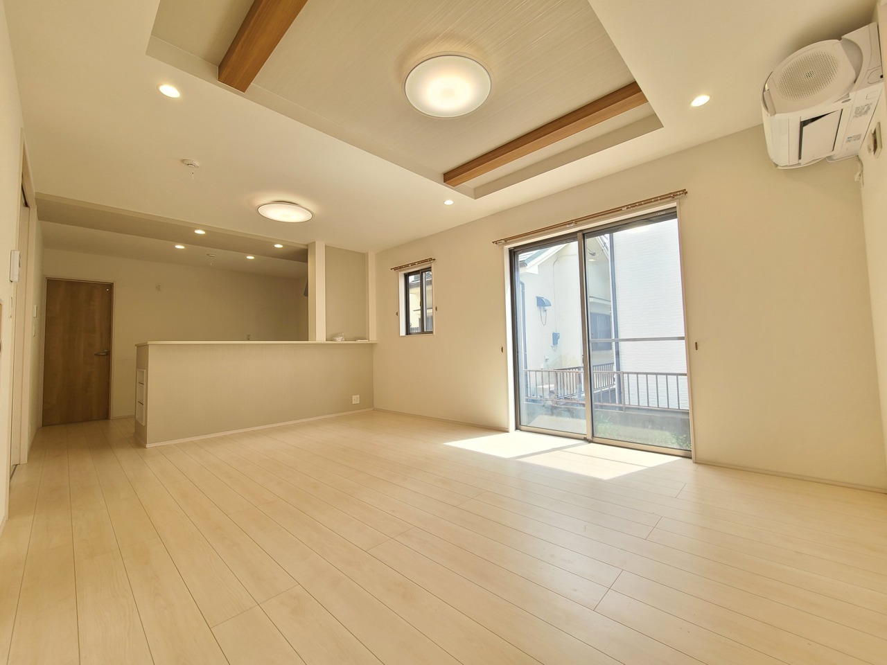 広々とした空間が、柔らかな光に満ちて穏やかな時間をもたらします。