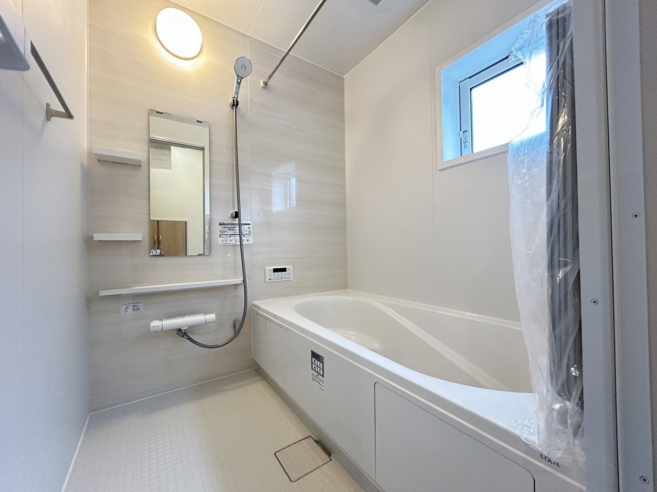 広々１坪タイプのゆったり浴室ユニット。防カビ・抗菌素材なのもうれしい。
