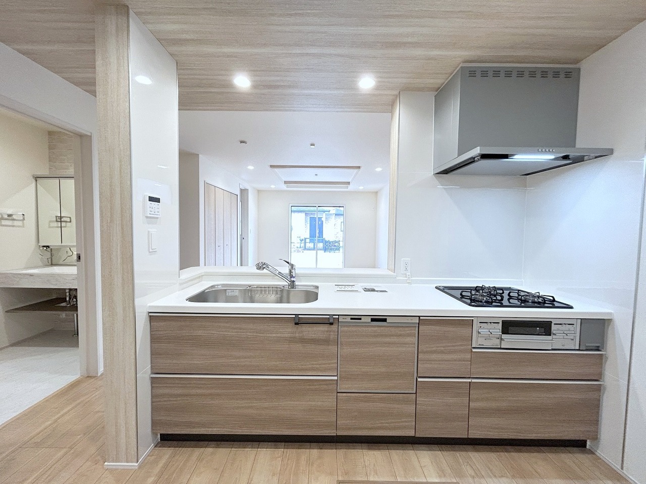 リビングで遊ぶお子様を見守りながらお料理ができる、対面キッチン。
