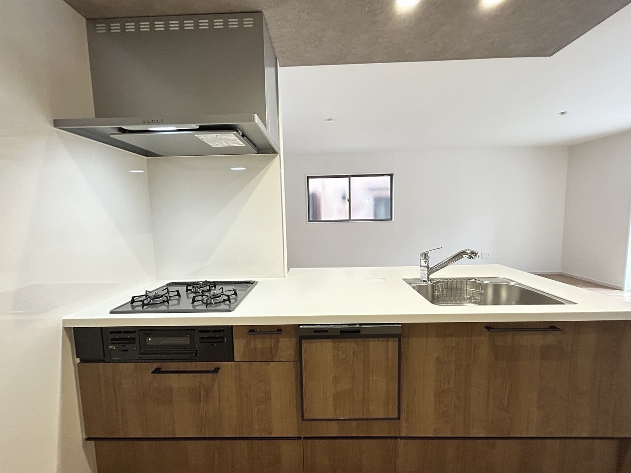 キッチンの性能が上がれば、いつものお料理も楽しくなりますね。対面キッチンがご家族の温かい時間を演出。